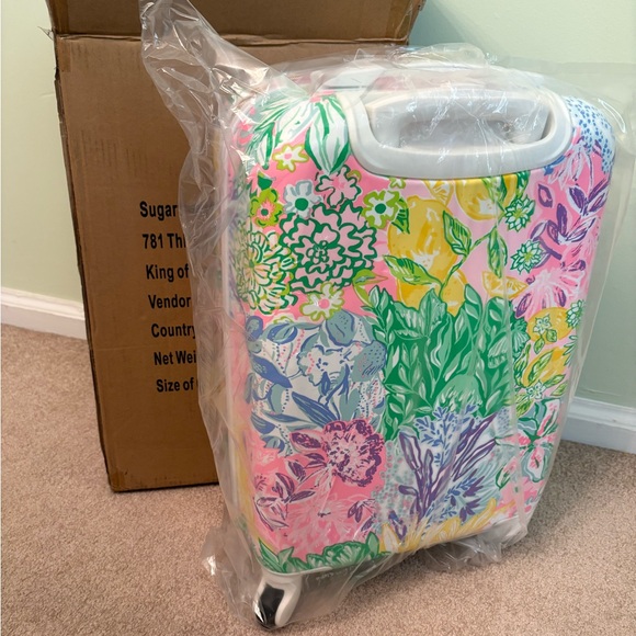Lilly Pulitzer Accessories - NWT Lilly Pulitzer Bright Delight Patch Rolling Suitcase Carryon in original box